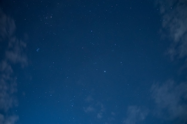 Por la noche, con la luz de la luna