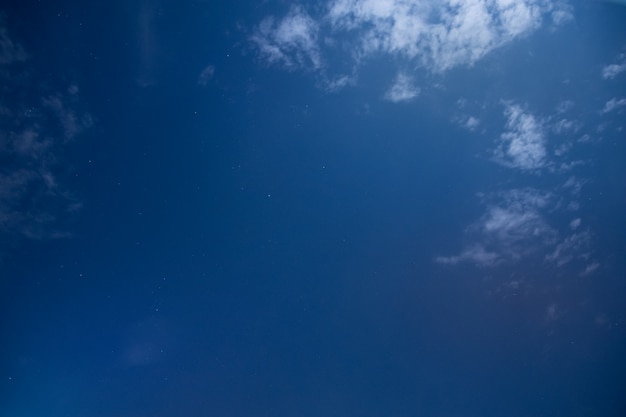 Por la noche, con la luz de la luna