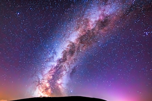 Foto noche majestuosa ladera bajo la vía láctea