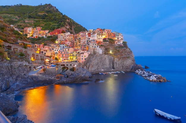 Foto noche manarola, cinque terre, liguria, italia