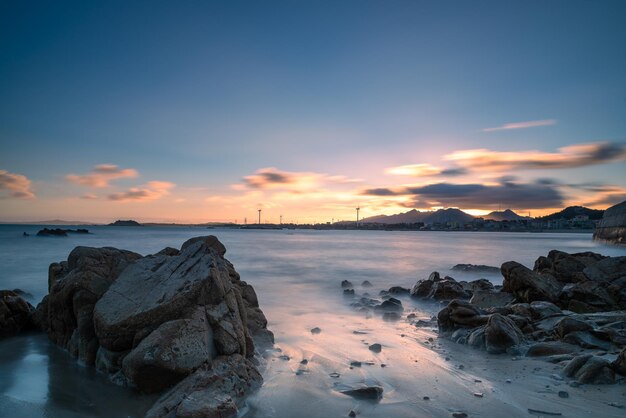 Por la noche el mar golpeaba las rocas