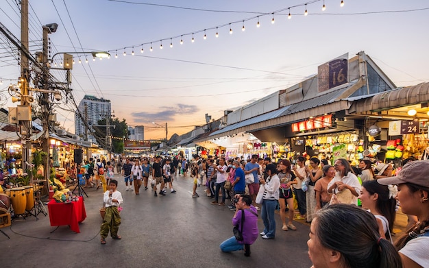 Foto noche en el mercado de chatuchak jóvenes artistas y músicos muestran sus talentos en espectáculos en vivo