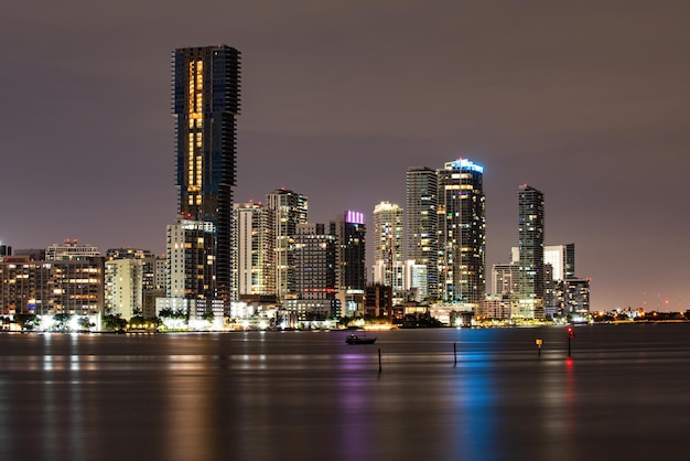 Noche de Miami. Skyline of miami biscayne bay reflexiones, alta resolución.