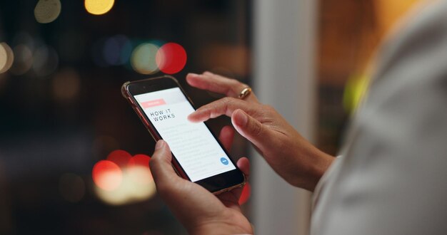 Noche de negocios y manos con la mujer pantalla de teléfono inteligente y conexión con información de sitio web Persona de primer plano y noche con teléfono celular humano e internet con aplicación digital de mensajes de texto y mensajes