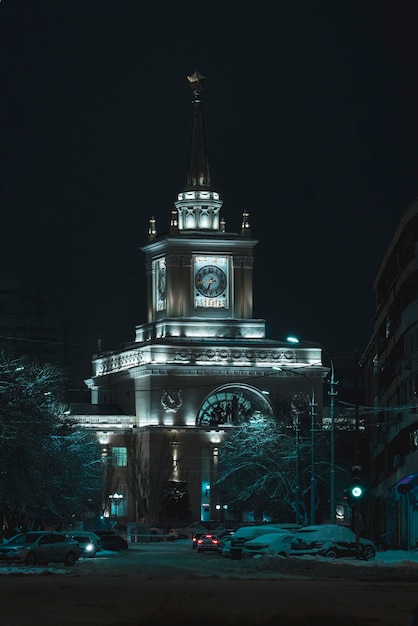 Una noche nevada al aire libre calles de la ciudad noche urbana temporada de invierno