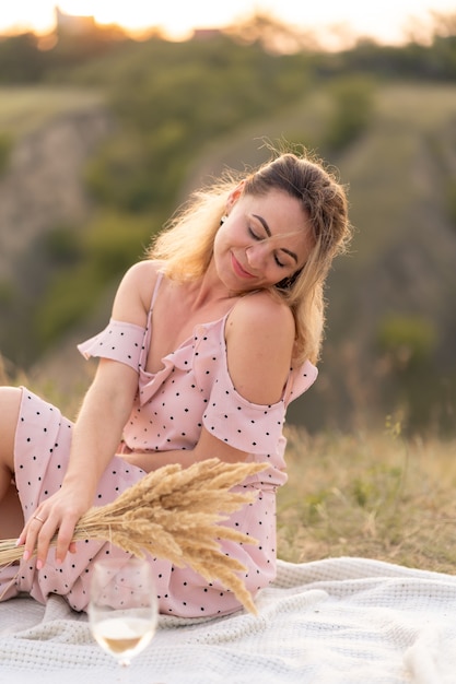 Por la noche, la niña disfruta de un picnic en un cálido día de verano.