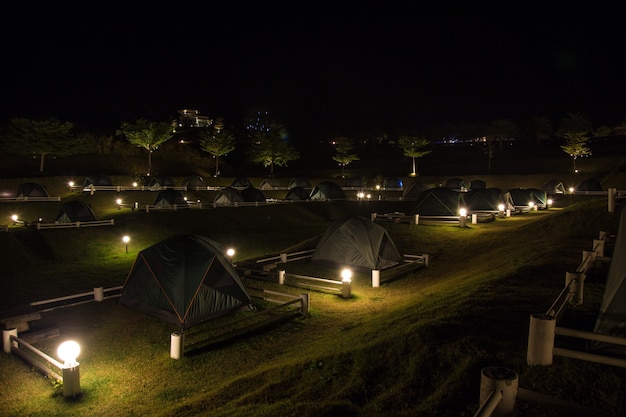 En la noche oscura acampando en Wang Nam Khiao Tailandia