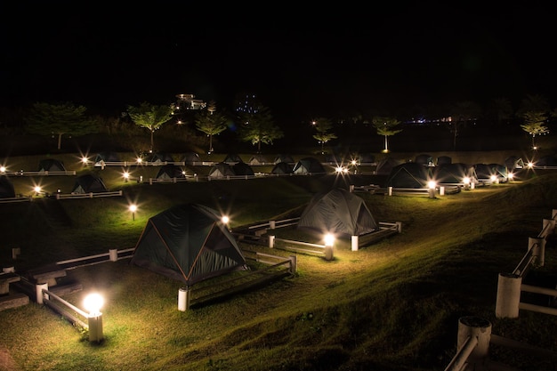 En la noche oscura acampando en Wang Nam Khiao Tailandia
