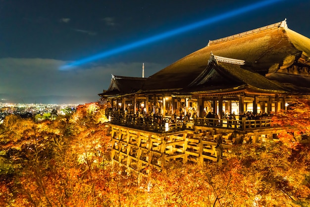 La noche del otoño se enciende en el templo de Kiyomizu-dera y el veranda grande, Kyoto, Japón.