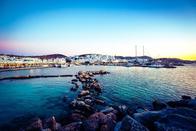 Noche pedregosa costa turquesa paisaje de la isla griega de Paros