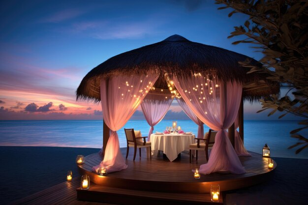 Por la noche, la playa de Paradise emite un suave resplandor desde el restaurante situado sobre el agua Este