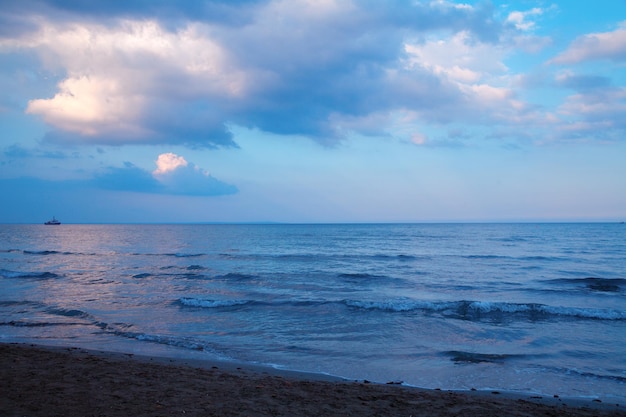 por la noche en la playa