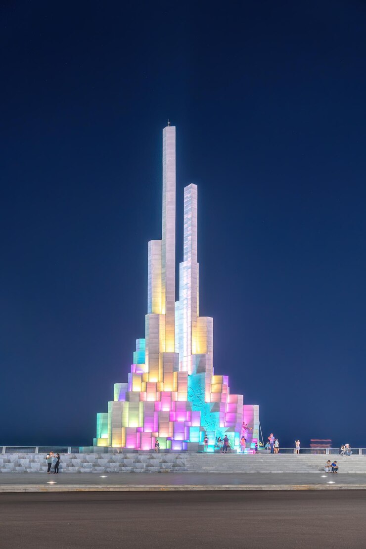 Foto noche en la plaza de la torre nghinh phong en la ciudad costera de tuy hoa, provincia de phu yen, vietnam este es un nuevo lugar que atrae a turistas y lugareños.