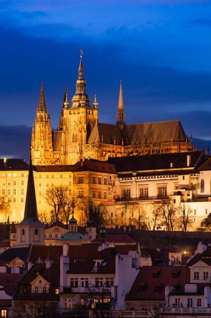 Noche de Praga, vista de la Catedral de Vito contra el cielo azul, paisaje urbano