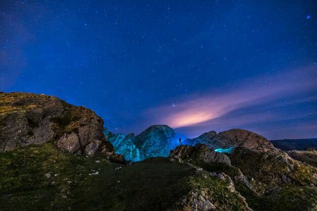 Foto noche en la preciosa montaña de aiako harria en oiartzun