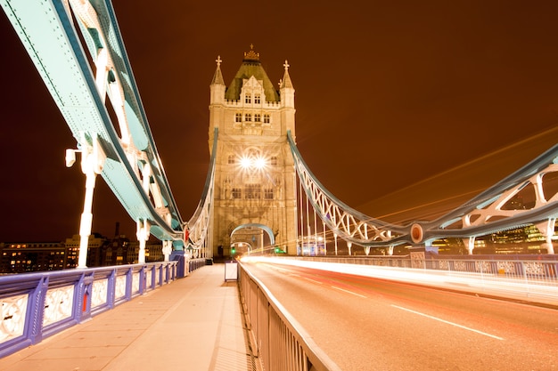 Noche del puente de la torre