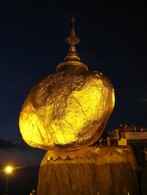 La noche en la roca dorada de la Pagoda Kyaiktiyo Myanmar