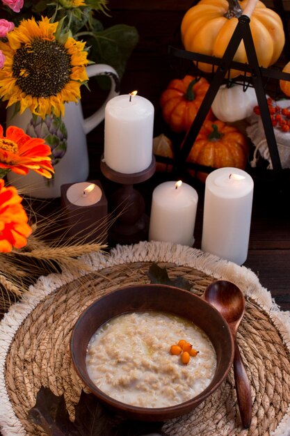 Noche romántica de otoño cena saludable y saludable con gachas hercúleas