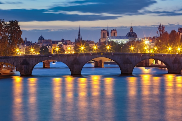 Noche Sena y Pont Royal, París, Francia