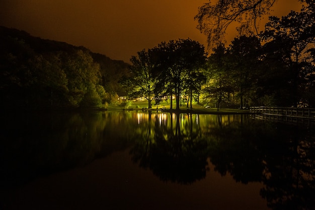 Noche sobre un tranquilo lago remoto