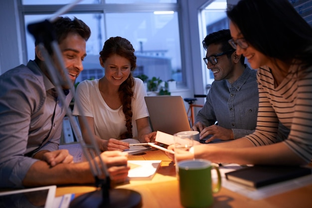 Noche de trabajo en equipo y colegas de negocios que trabajan en la sala de juntas para planificar estrategias o innovación Reunión de colaboración y horas extra con un equipo o grupo de empleados en el trabajo por la noche