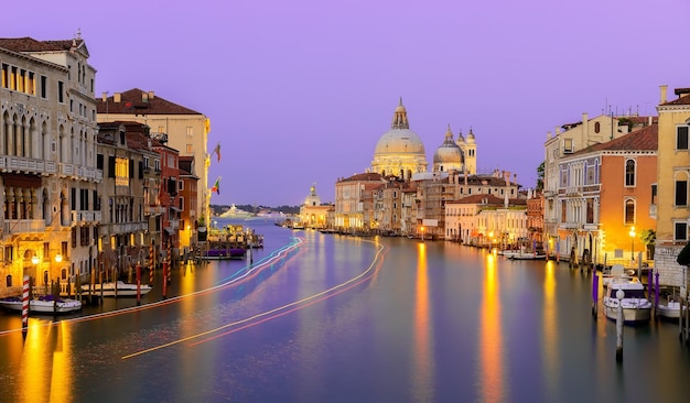 Noche tranquila en verano cálido Venecia, Italia