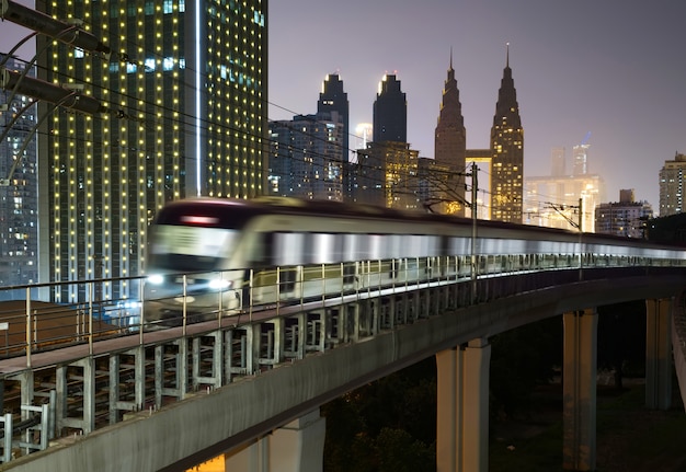 Por la noche, el tren ligero se desplaza por la ciudad.