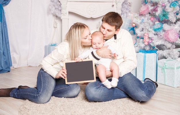 Nochebuena. padres felices e hijo de cuatro meses.