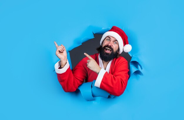 Nochebuena. preparar regalos y obsequios. simplemente divertirse. feliz hombre maduro barbudo en traje de santa claus. fiesta de Año Nuevo. celebrar las vacaciones de invierno. feliz Navidad a usted. tiempo de compras navideñas.