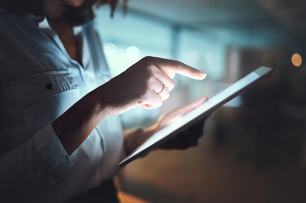 Noches de manos o persona en tableta para negocios con asesoramiento en línea revisión de comentarios e investigación tecnología IOT horas extras y gerente en la oficina con informe de internet fecha límite e información de carrera