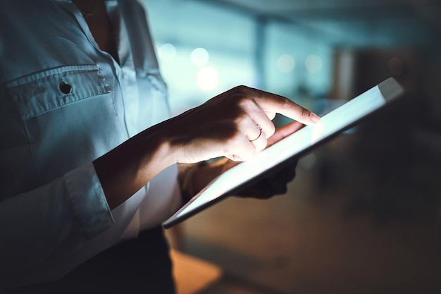 Noches de manos o persona en tableta para negocios con programación de revisión en línea, retroalimentación e investigación, tecnología IOT, horas extras y gerente en la oficina con fecha límite de informe en Internet e información de carrera