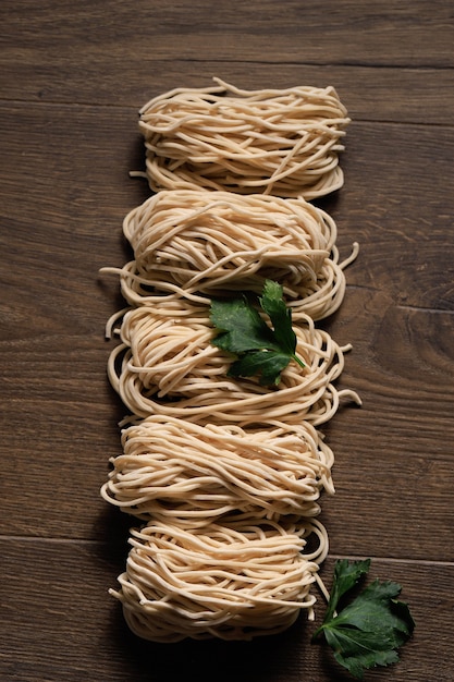 Foto noddle crudo casero asiático con copia espacio para papel tapiz o fondos