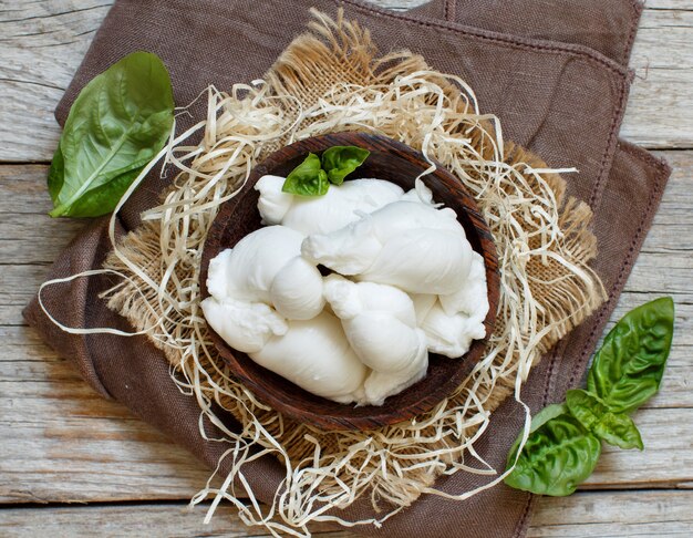 Nodini de queso mozzarella italiano con albahaca