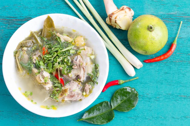 Nördliche Art-würzige Hühnersuppe auf blauem Holztisch