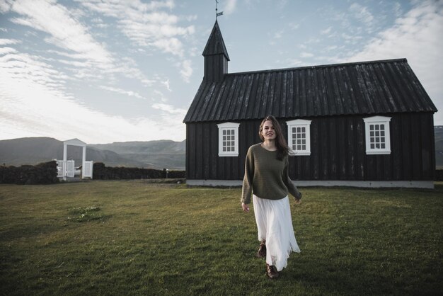 Nördliche Landschaften Frau, die die Einsamkeit der Kirche in Island betrachtet