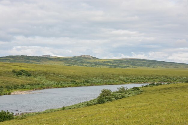 Nördlicher Fluss unter Tundra