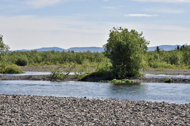 Nördlicher Fluss von den Kiesufern