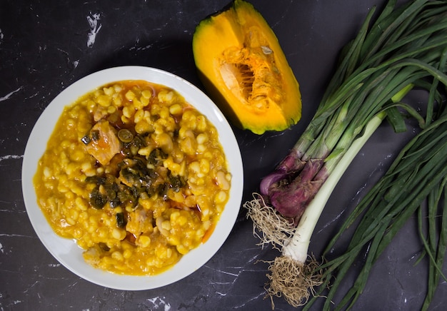 Nördliches Locro-Gericht und Zutaten, typisch für die Feier der Nationalfeiertage in Argentinien. Traditionelle Gastronomie