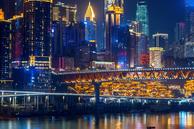 À noite, a bela paisagem da cidade fica na China.
