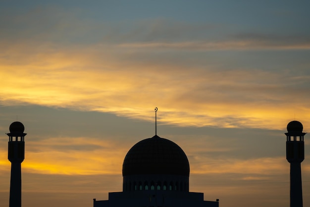 À noite a mesquita da cidade