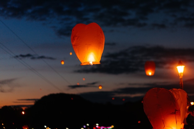 À noite, ao pôr do sol, as pessoas com seus parentes e amigos lançam as lanternas tradicionais.