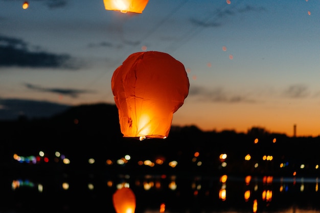 À noite, ao pôr do sol, as pessoas com seus parentes e amigos lançam lanternas tradicionais.