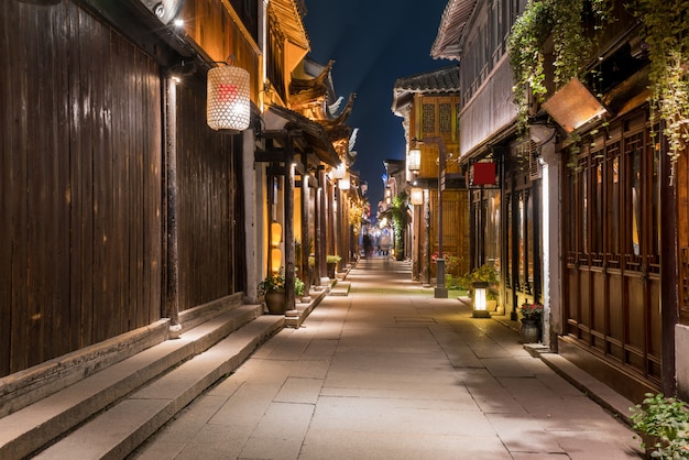 À noite, as ruas da cidade antiga de Zhouzhuang, Suzhou, China