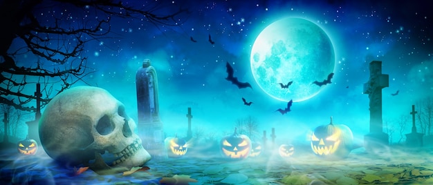 Noite assustadora de halloween com scull e corvo no cemitério.