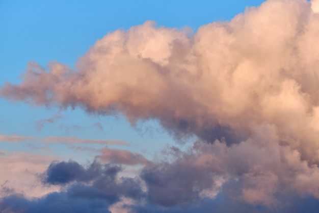 Noite céu com belas baunilha e nuvens azuis