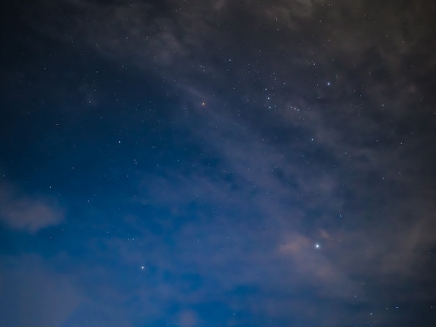 Noite céu noturno com estrela e nuvem branca na montanha