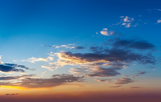 Noite céu pôr do sol com nuvens