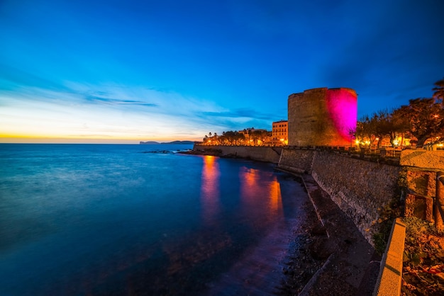 Foto noite colorida em alghero, itália