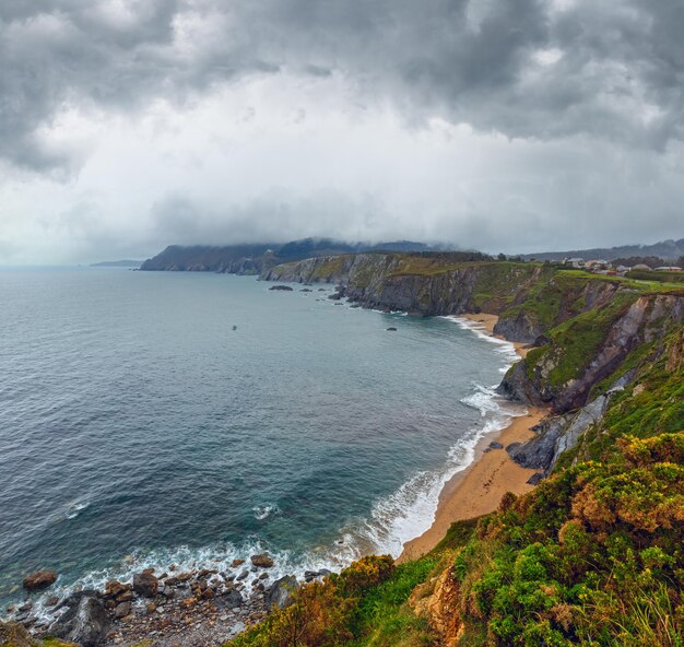 Foto noite costa de loiba paisagem com praia arenosa astúrias espanha