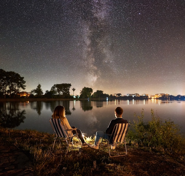 Foto noite de acampamento na margem do lago